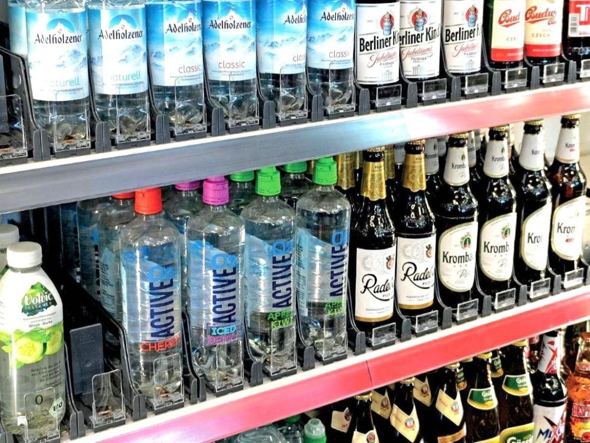 Cans and PET bottles lined up at the shelf edge with SuperVario pusher channels