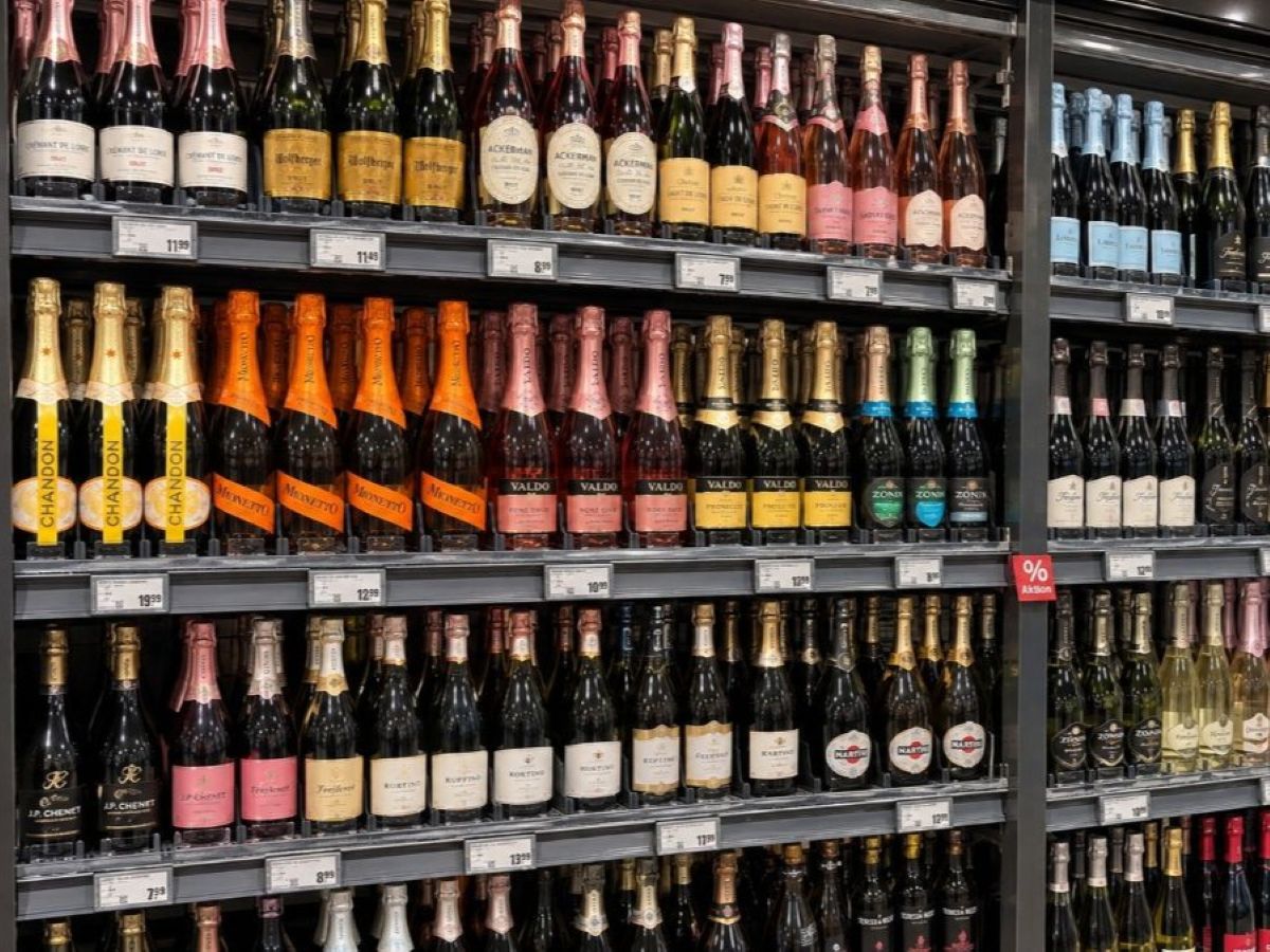 Organized wine aisle display with POS-T SuperVario keeping bottles front-faced and aligned