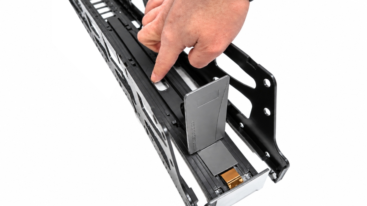 POS-T SuperVario 1-step tool-free width adjustment operated with one finger inside the shelf track