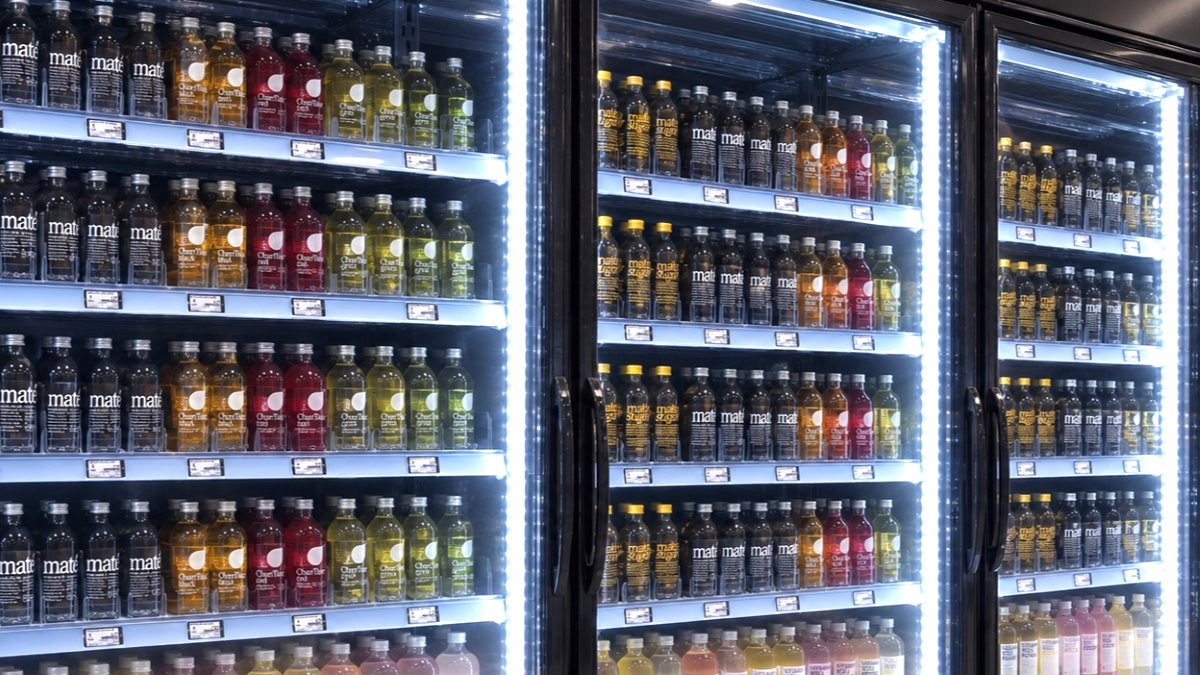 After: POS-T SuperVario keeping glass beverage bottles perfectly front-faced in a clean display