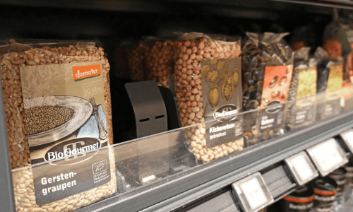 Single pusher unit installed on gondola shelf with narrow products front-faced