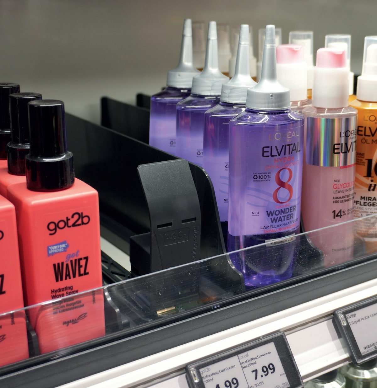 POS-T Vincent pusher system organizing mixed product formats in a fresh convenience gondola bay